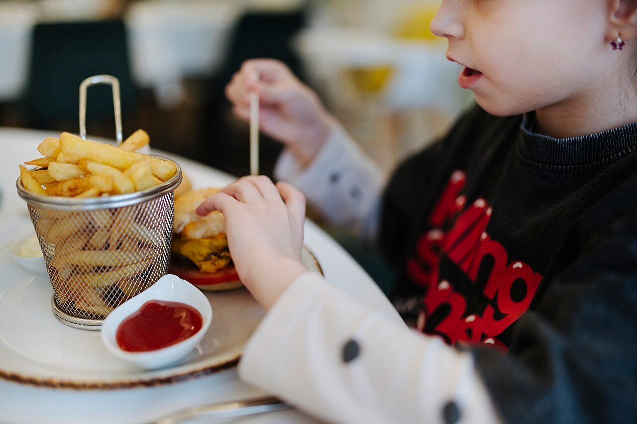Child20enjoys20a20meal20at20a20restaurant20with20a20burger2C20fries2C20and20ketchup.jpg Family Burger Box - Image 1